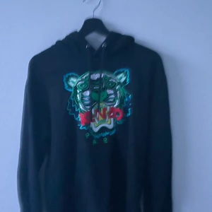 Kenzo hoodie strl L - Cond: 7/10 pågrund av ett hål i armhålan men annars så är den relativt ny. Strl L men sitter som en M. Kvitto finns. 