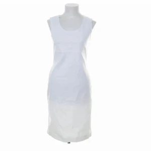 Vit sommarklänning  - Jätte gullig sommarklänning. Har tyvärr inte kommit till användning. Jätte fin att ha till studenten eller skolavslutningen.