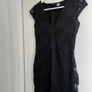 Fin figursydd spetsklänning från HM🖤 Strl 36. Perfect black dress. 