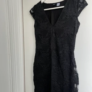 Spetsklänning 🖤 Nyårsklänning - Fin figursydd spetsklänning från HM🖤 Strl 36. Perfect black dress. 