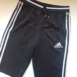 Adidas short (brukade vara lång byxor men klippte så de blev lite längre shorts). Finns två fickor på framsidan med dragkedja. Använda en del. Frakt är inkluderat i priset.