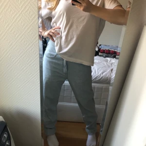 Ljusare jeans - Snygga ljusblå jeans från PULL&BEAR sitter något oversized på mig vilket ger dem en låg midja💙