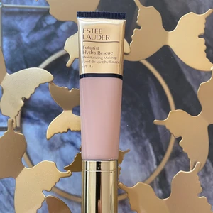 Estee Lauder foundation  - En lagom täckande och vårdande foundation från Estee Lauder. Ny pris 495kr , säljes för 230kr. Endast testat, inte min färg. Det är 3N1 Ivory Beige 