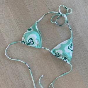 bikini topp - snygg bikini topp med hjärtans. storlek A men tror att det skulle passa på en B. du kan knyta den runt nacken och ryggen. 💘