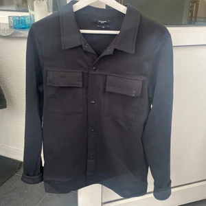 Jack n jones jacka - tunn navy jacka/overshirt som e perfekt för våren och sommaren! storlek S, det står ”premium” i vitt på bröstet som jag har tejpat över med en liten svart tejpbit men den går såklart att ta av! 