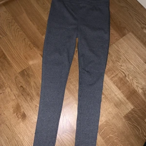 Mörkgrå leggings  - Fina o strechiga men tyvärr för små för mig😔