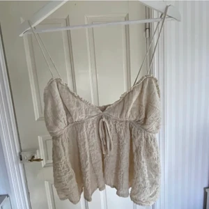 linne från Zara - Så himla fint linne från zara, buda från 150 kr!💕 lagt bud är lagt! Frakten ingår inte