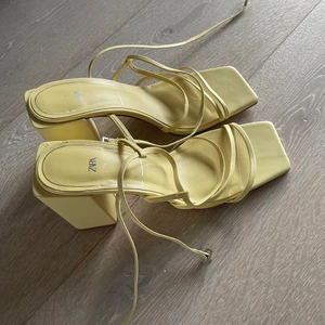 Klackskor Gula storlek 39 - Klackskor från Zara. Ljusgul färg. Storlek 39.