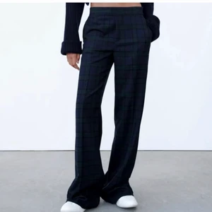 Kostymbyxor från zara  - Säljer dessa helt oanvänd kostymbyxor från zara då de är lite stora på mig, de är i strl s❤️🍒