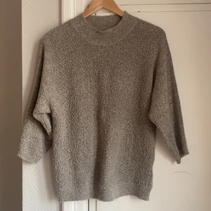 Tröja - Säljer denna tröja då jag rensar garderoben och den kommer tyvärr inte till någon användning. Superskönt material. Köparen står för frakten, spårbart.