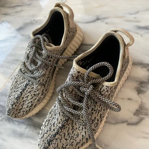Yeezys ultra boost - Jag säljer dessa skor pga att jag inte har användning för de längre, de är i strl 37 och är i bra skick, de är knappt använda och passar bra, de skulle även passa för en med 36 då de är små i strleken🥰❤️
