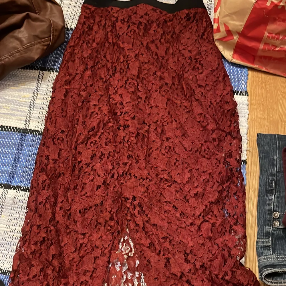 Vinröd kjol från H&M använd ett få tal gånger. . Kjolar.
