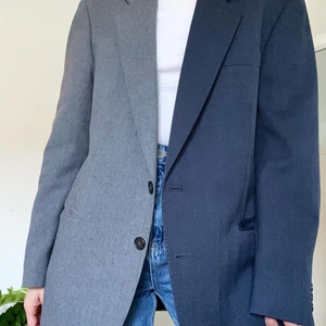 Oversized kavaj - Remake av två secondhand kavajer. Storlek: funkar för S-L (beroende på hur du vill att den ska sitta). Inga synliga tecken på användning. 