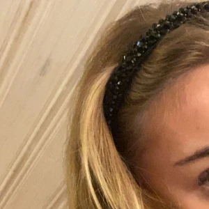 Diadem - Fint och populärt diadem från Ur och Penn med svarta stenar🖤 aldrig använd! Köparen står för frakten.