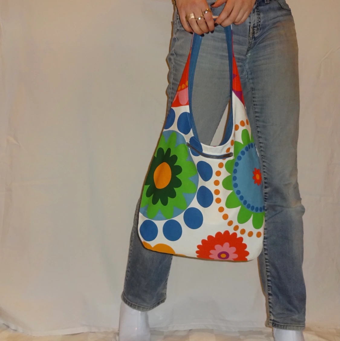 Handsydd tygväska i blå och flerfärgad