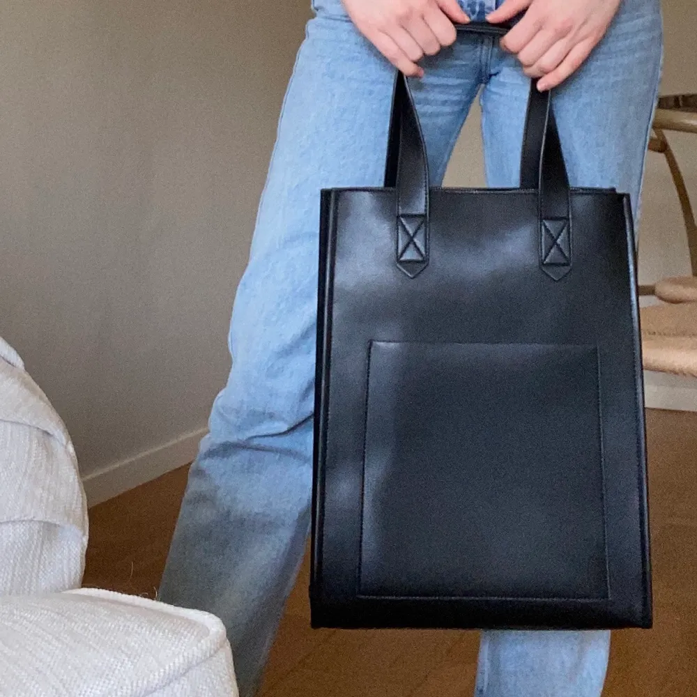Säljer denna supersnygga väskan som passar perfekt att ha tex datorn i! Kontakta mig om ni har frågor🥰 Köparen står för frakt. Väskor.