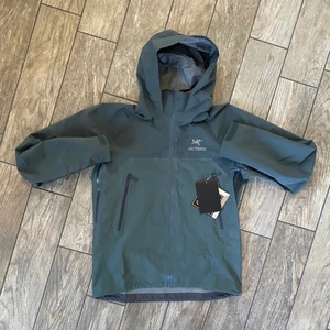 Arcteryx beta ar jacka skid skal jacka  - Obs tagsen på bilden är borta. Säljer min arcteryx jacka som är perfekt för skidåkning och allt annat. Vad mer kan man säga de, om du vill se bäst ut i när det regnar ute så har du de perfekta plagget här. Storlek M för (män) sitter skit snyggt, knappt använd - finns inga spår av användning. Gore tex PRO och Recco tech för att sätta guldkant på det hela. Jag bjuder på frakt dock så rekommenderar jag meet up då man aldrig vet om PostNord väljer att tappa bort paketet. Hör av er vid intresse 🚀