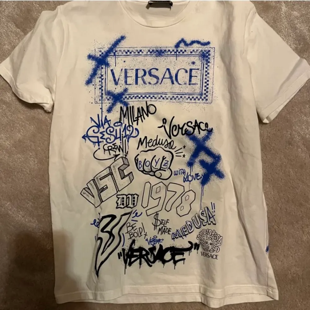 Intressekolll på min Versace t-shirt som liknar Zadig. Den är i storlek S men passar mig som är S-M. Skriv för fler bilder. T-shirts.