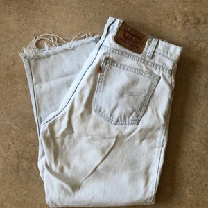 Levis 550 - Ljusblå Levis 550. Storlek 31 (M). Förstora för mig, därför de sitter lite för baggy. Jag har klippt av dem så de passar min längd som är 160 cm. 