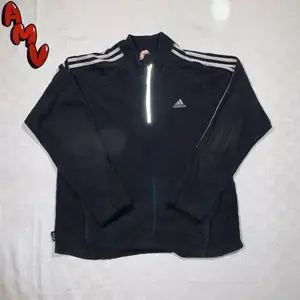 Adidas Fleece Zipper.                                                                     No size tag                                                                                Fits like L                                                                               Skick 10/10                                                                       Modellen är 185cm lång. Mer finns på sidan, skriv vid ytterligare frågor eller funderingar♻️🔌 Priser går alltid att diskuteras!