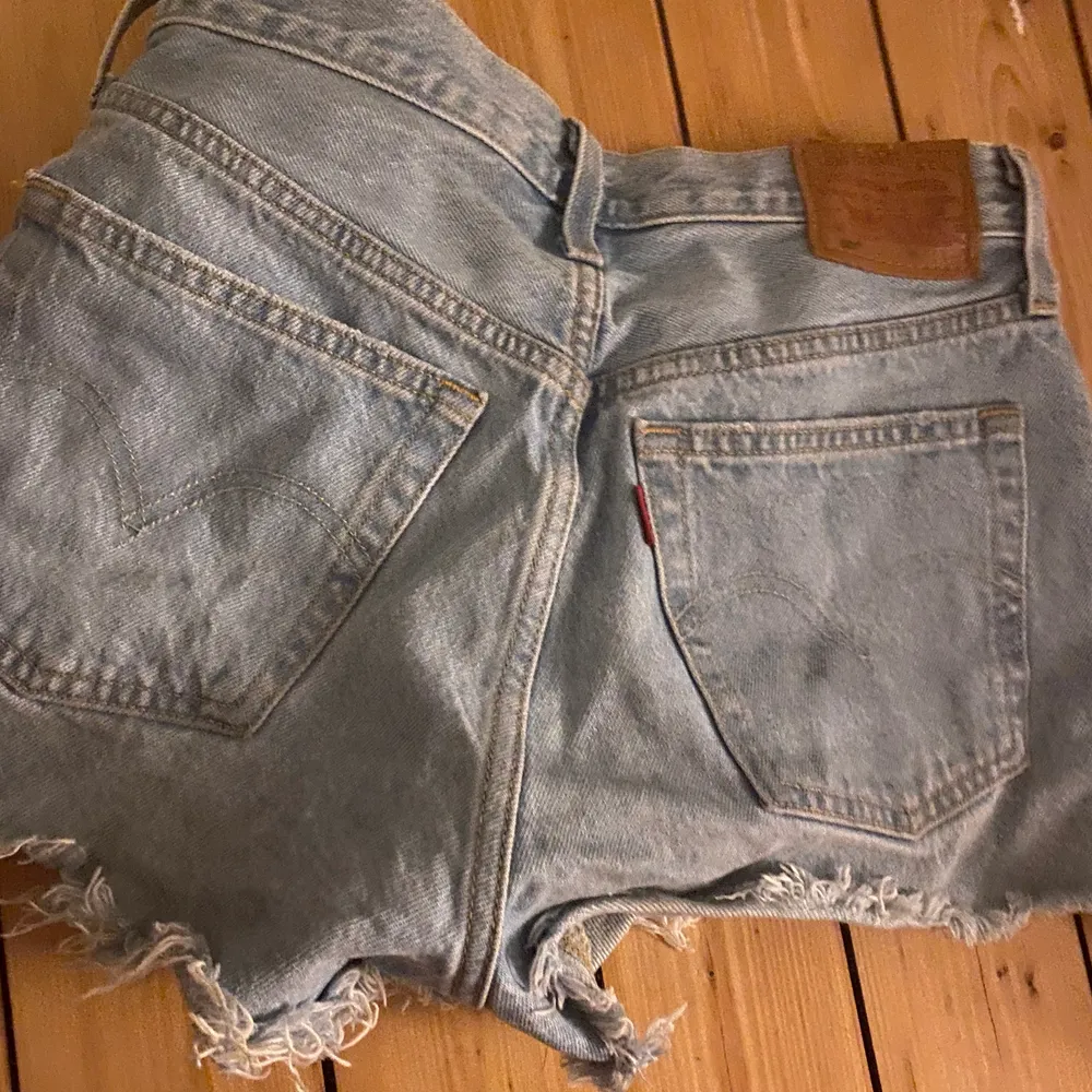 501 jeans shorts från Levis, ljusblå och SÅ snygga. Tyvärr försmå för mig😭 w25. Passar xs eller s💗. Shorts.