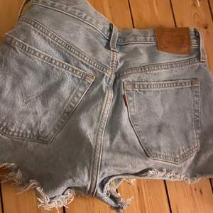 501 jeans shorts från Levis, ljusblå och SÅ snygga. Tyvärr försmå för mig😭 w25. Passar xs eller s💗