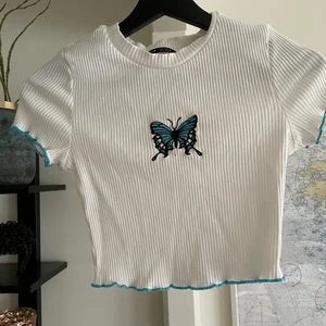 Vit fjärils topp  - Vitt fjärils topp i storlek small. Inga tecken på användning finns, som ny:) Paket skickas samma dag som betalning är mottagen. Vid frågor vänligen kontakta via meddelande.