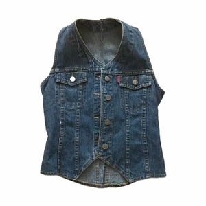 Jeansväst - Jeansväst i storlek s/xs. Bra kvalitet och sjukt snygg till ett par jeans😍