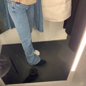 Jeans med slits  - Helt nya jeans från Gina med slits😊