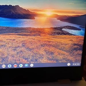 Ny Chromebook 14’ Laptop - Nyskick, använd under en månads tid som extra dator, köpt på Webhallen (nov-21, 3990kr) Kvitto finns.   •LÄTT [1.45kg] •ENKEL  •Ultratunn ANTIREFLEX skärm •14 tum skärm  •ULTRAPORTAL •DUBBELKÄRNIG INTEL-processor •12 timmar BATTERITID •FÖRSTÄRKT chassi u.s military grade MIL-STD 810G (tålig)  Funkar felfritt och är fabriksåterställd.   Kan skicka som spårbart paket inom Sverige