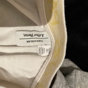 T-shirt - T-shirt från &other stories med text vid halsen, köparen står för frakten