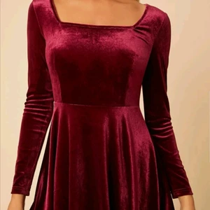 S - En red velvet dress äkta helt ny och faktiskt så söt och fin funkar ochså för hijabs så fint och MAN KAN DISKUTERA OM PRISET ☺️