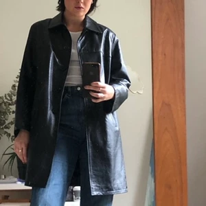 skinnjacka kappa  - Supersnygg skinnjacka/kappa köpt vintage, superfint skick! har så många skinnjackor så måste tyvärr sälja denna 🥵 storlek M/L