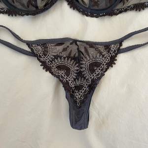 You can get the entire set, super condition, lingerie, dark gray, Chantelle 