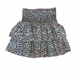 Nyongrön leo kjol - En jätte snygg grön leopard kjol i sthlms stil, perfekt till sommaren😻 är i strl 134-140 men passar xs❤️ hör av er vid frågor! Använd få gånger därav inga skador, säljer pga inte min stil❤️