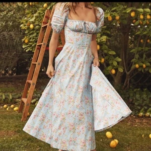 Klänning - Säljer denna fina klänning från aliexpress då den inte kommit till användning så den är oanvänd.                                                                  Storlek M.                                                                            120 💞-Går att diskutera vid snabb affär:)