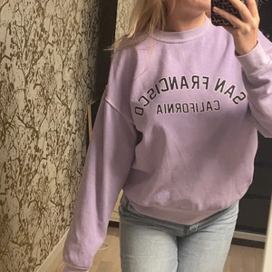 Lila swetshirt med tryck - Mysig höst swetshirt som är varm och lite lurvig inuti. Jag har stolek S men skulle passa XS och M också skulle jag säga. Är normalt vis 36/38.