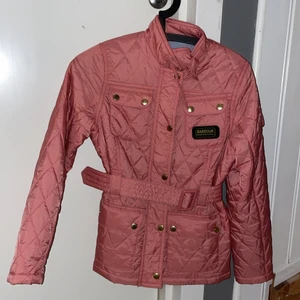 Jacka barbour  - Rosa barbour jacka från kids brand store storlek L men den är en storlek s men det bara på kids brand store är det L använt en gång 