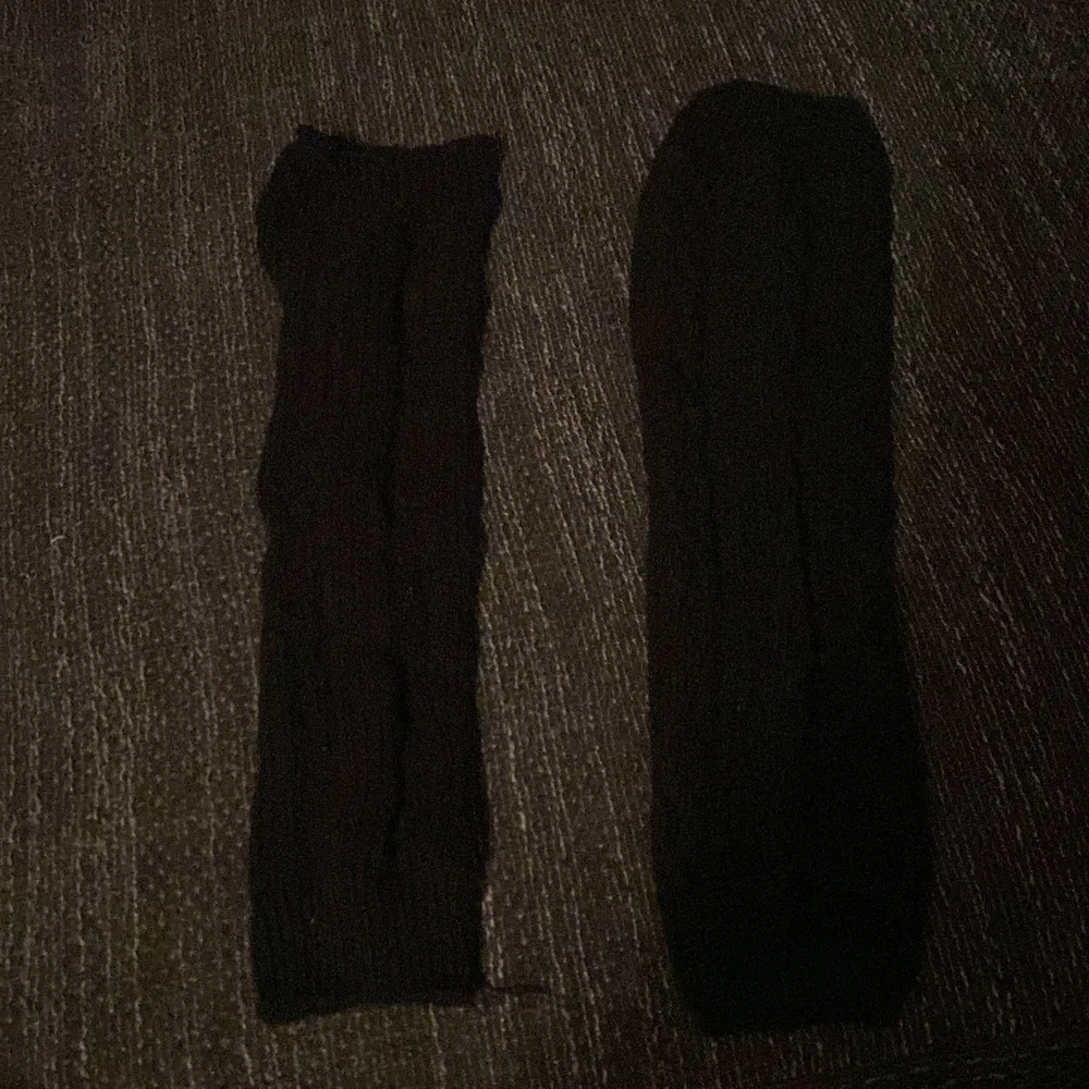 Säljer svarta ben värmare som är stretchiga och bekväma. (Kliar inte alls)  ( nästan aldrig använd). Stickat.