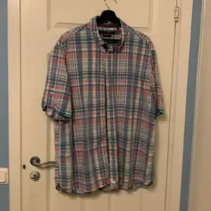 En snygg skjorta i storlek xxl passar mer som XL