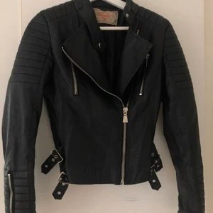 Skinnjacka - Skinnjacka från Chiquelle. Bra skick. Storlek M