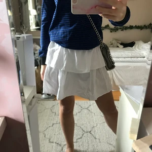 Vit volangkjol - Vit volangkjol från Monki i storlek S (jag har vikt den i midjan då den är lite för lång för min smak annars) 🥰 140kr+frakt eller budgivning i kommentarerna :)