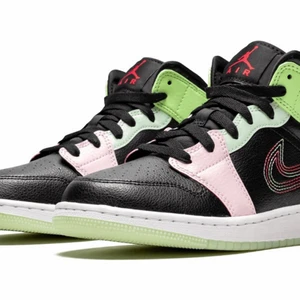 Jordan 1 - Jordan 1 Glow In The Dark. Säljer då dom inte kommer till nån användning. Dom är i storlek 38,5. Använda max 4 gånger. Budgivning startar på 500 eller köp direkt för 1300. Köparen står för frakt. 💕