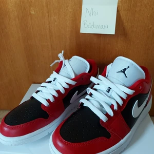 Air Jordan 1 Low Chicago Flip  - Hej! Jag har bara provat idag. Tyvärr var den för liten för mig. Storlek 38. Jag kan mötas i Göteborg eller Borås. 