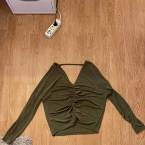 Grön tröja - Fin grön tröja som sitter jättefint. Använd fåtal gånger, mycket bra skick. Frakt tillkommer 66kr. 