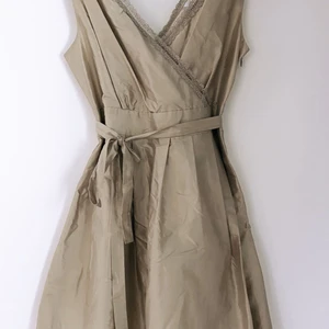 Valerie klänning - Champagnefärgad klänning från Valerie. Använd en gång (tärna på bröllop). Nypris 2600:-