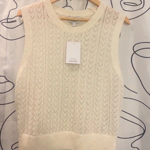 & Other stories stickad väst  - Säljer nu min jättefina väst från & other storiesi storlek M som aldrig kom till användning, nypris är 590kr mitt är 400kr + frakt  men vid snabb och bra affär kan vi diskutera priset 