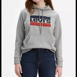 GRÅ LEVIS HOODIE - Säljer nu min gråa Levis hoodie eftersom jag inte använder den längre. Inte använd så jättemycket så den är fortfarande i bra skick. För fler bilder skicka pm💕