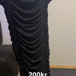 Klänning  - En favorit som sitter perfekt på alla kroppsformer. Nypris 890kr säljer pga för lång för mig och kommer inte till användning längre. 