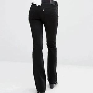 Levi’s bootcut 715 jeans - Säljer dessa fina Levi’s 715 jeans som är bootcut i medel/låg midja. Jättefina på och har mjuk kvalite🤍 hör av er för bilder eller frågor! Ger mycket elena gilbert/isabella Swan vibes😍